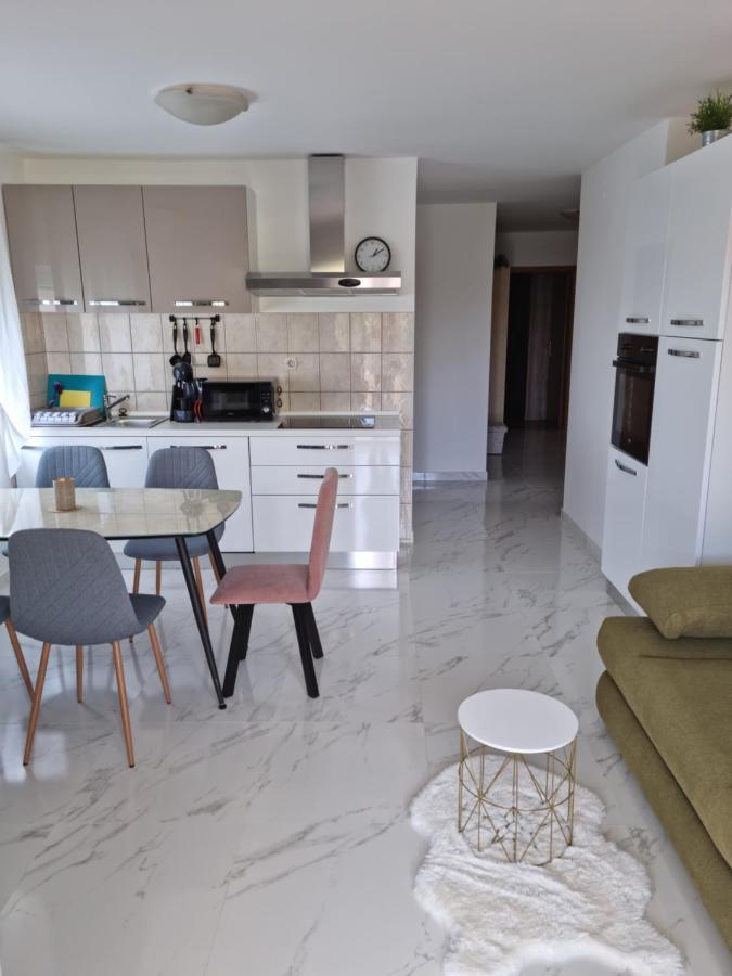 Apartments Zoretic Malinska Eksteriør bilde